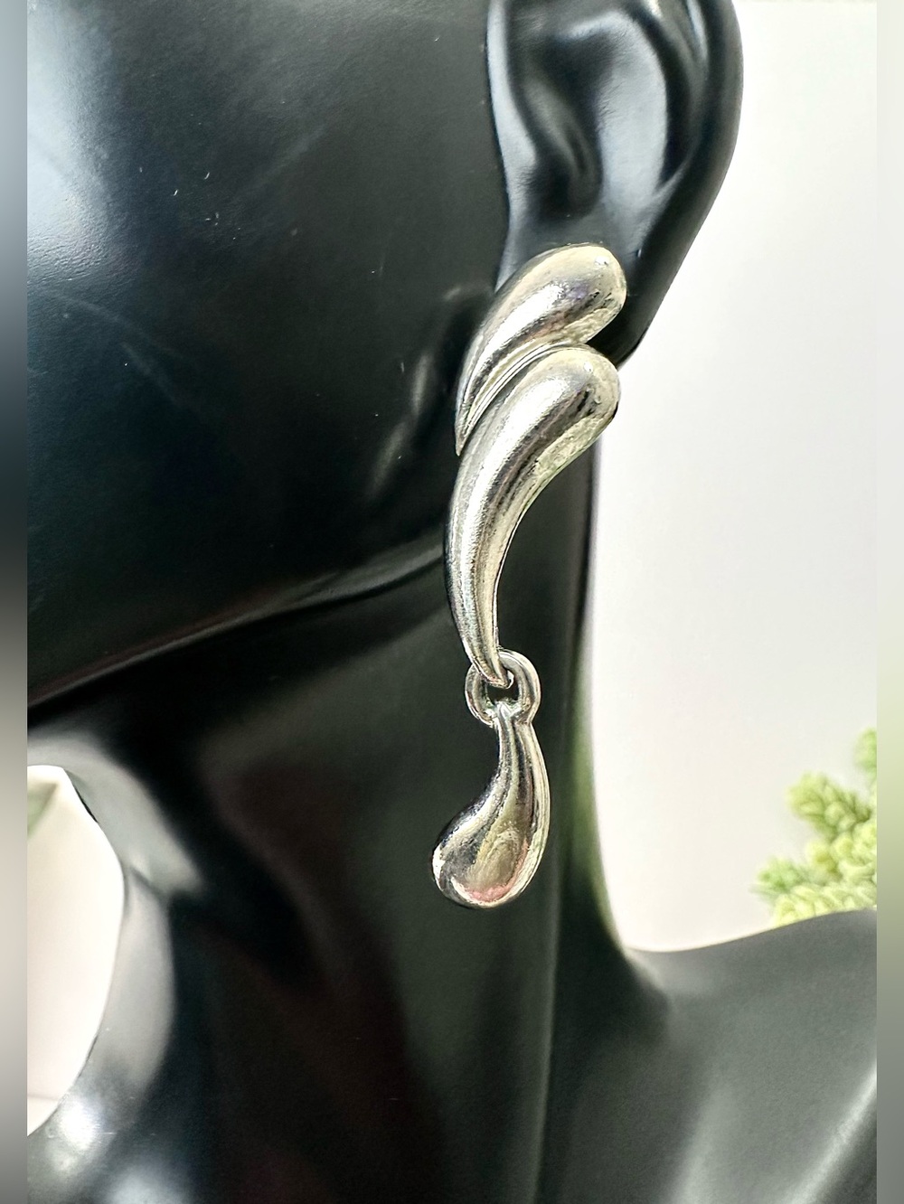 🤍Vintage Avon Silver Tone Drop Dangle Earrings
